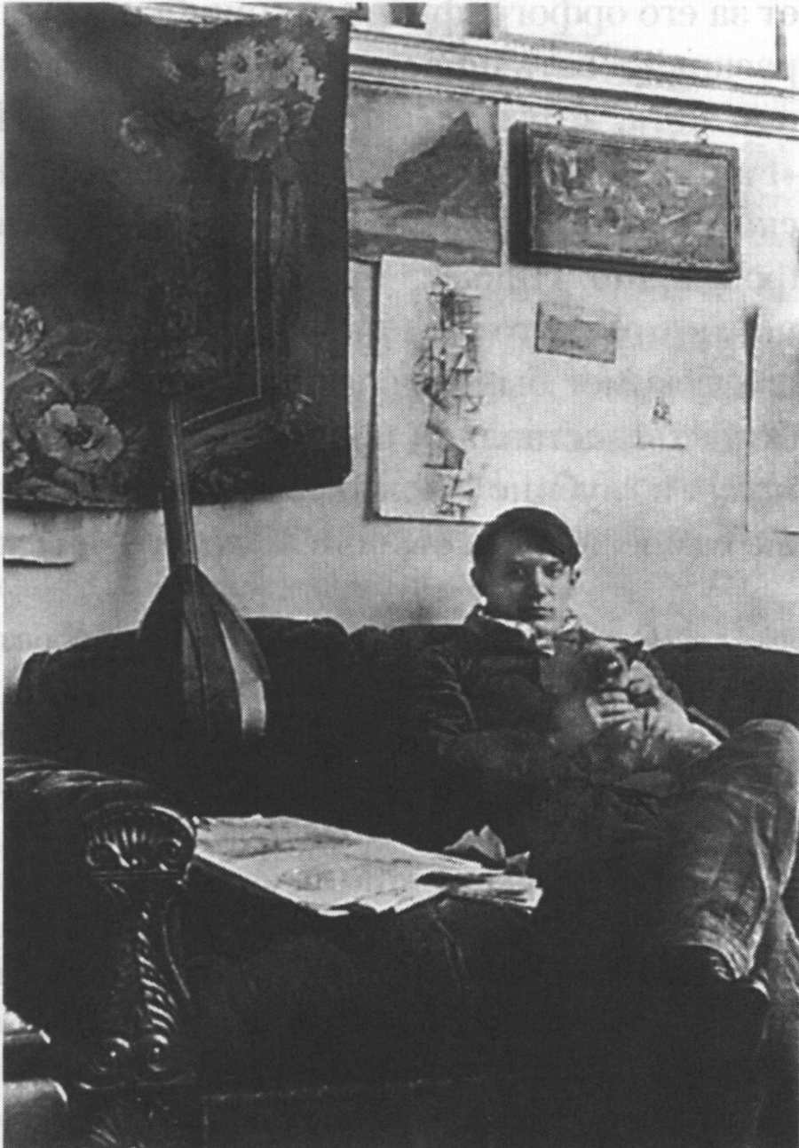 Пикассо в своей квартире на бульваре Клиши, 11