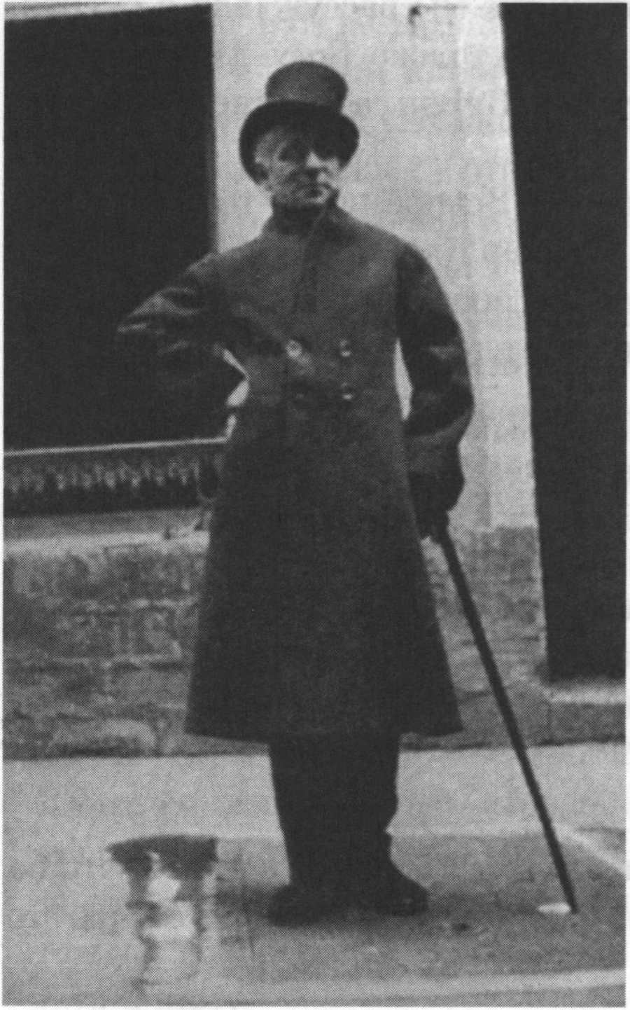 Макс Жакоб, около 1908, у входа в Бато-Лавуар, в шляпе, которую носил по очереди с Пикассо